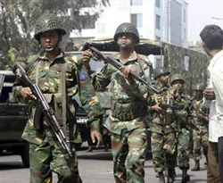 Bangladeş'te isyan: 100 kişi rehin