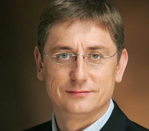 Başbakan sözcüsünü kucağında taşıdı