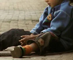 Çocuklarını buz gibi havada dilendiriyorlar