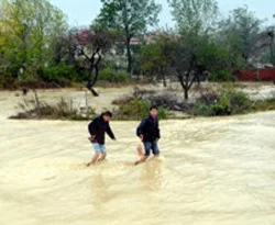 Dere taştı, tarım arazisi sular altında