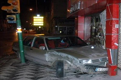 Eskişehir'de otomobil iş yerine girdi