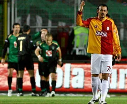Galatasaray'a bir şok da Servet'ten