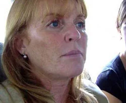 Interpol, Düşes Sarah Ferguson'u arıyor