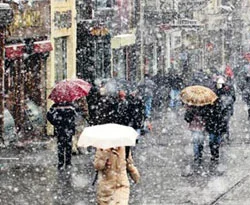 İstanbullular güne karla uyandı
