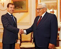 Kissinger Medvedev'le Obama için görüştü