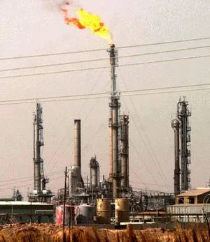 Kızgın köylüler petrol işçilerini rehin aldı
