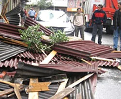 Konya'da rüzgar çatıları uçurdu