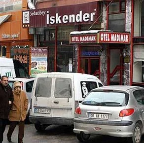 Madımak kebapçısı boşaltlıyor
