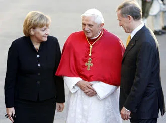 Merkel'den Papa'ya 'soykırımı kabul et' çağrısı