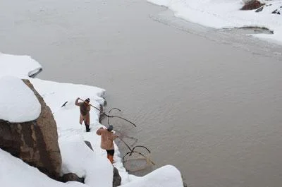 Nehirde zorlu balık avı
