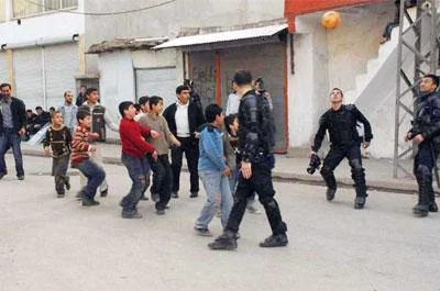 Polis ve gösterici çocuklar top oynadı