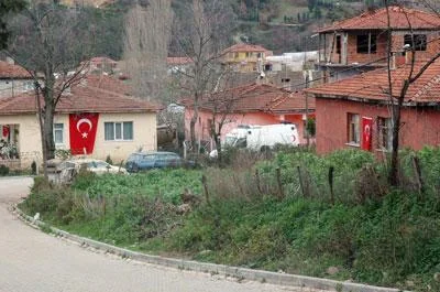 Şehit evine ateş düştü