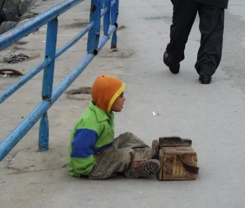 Sokakta çalışan ama yaşamayan çocuklar