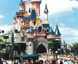 Şüpheli toz Disneyland kapattı