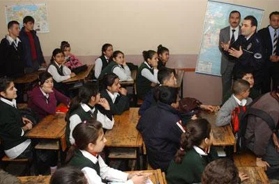 Taş atan çocuklara tatlı ikramı