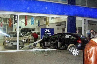 Tokat'ta otomobil galeriye girdi