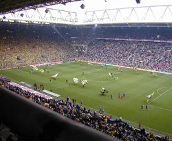Tribünlerden düşen düşene!