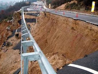 Yalova'da deprem yolu yağıştan çöktü