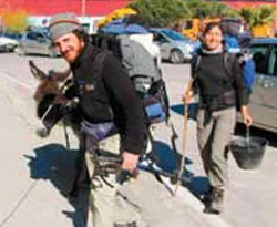 Yürüyerek dünya turu yapıyorlar