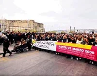 100 bin kişi mafyaya karşı yürüdü