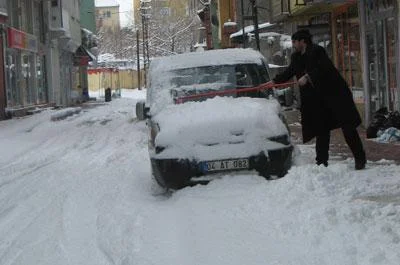 Ağrı'da kar yağışı şaşırttı
