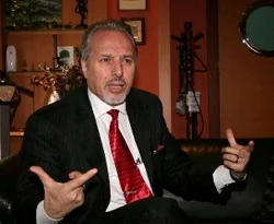 Akif'in şiirini krize uyarladı