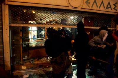 Atina'da maskeyle dolaşmak yasak