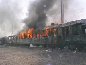 Atina'da yolcu treni ateşe verildi