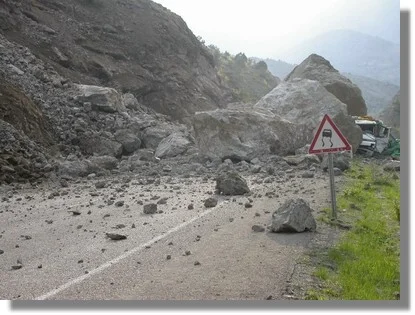 Bingöl'de heyelan yolu kapattı