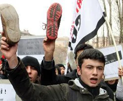 Bir ayakkabı da Ahmedinecad'a!