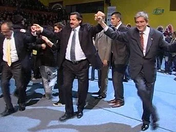 Çelik ile Öymen elele halay çekti