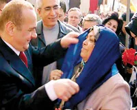 CHP bu defa da başörtüsü dağıttı