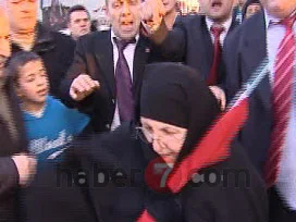 CHP'lilerden çarşaflı kadına dayak / VİDEO