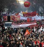 Fransa'da genel grev hayatı durdurdu