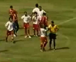 Futbolcuyu tokatlayan hakeme linç! / VİDEO