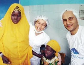 Gönüllü doktorlar, yıllık izinlerini Afrika'da geçiriyor