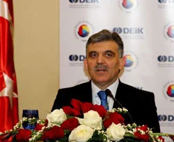 Gül, annesini hastanede ziyaret etti