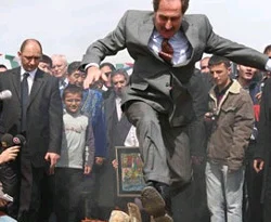 Günay Nevruz ateşinden atladı