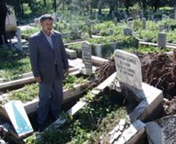 Hortum mezarları yerle bir etti