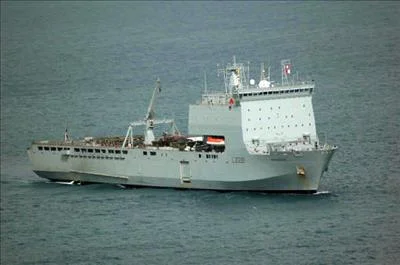 İngiliz savaş gemileri Kuşadası'nda