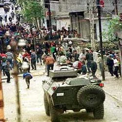 Irak'ta öğrenciler sokaklara döküldü