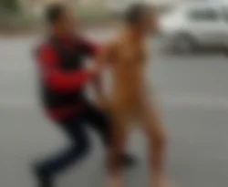 İşsiz kalan babadan çıplak protesto