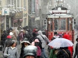 İstanbul Taksim'e dolu yağdı