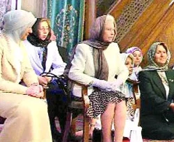 Kraliçe'nin başörtüsü moda oldu