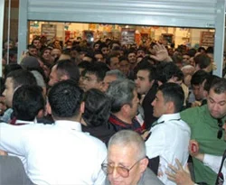 Market açılışında yine ucuzluk izdihamı