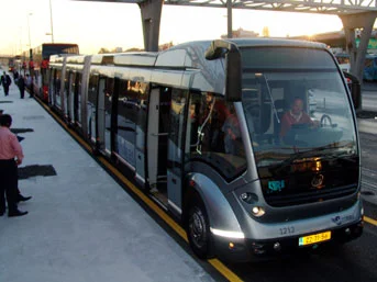 Metrobüs arızalandı yolcular isyan etti