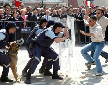 Polisi taşlayanlara hapis cezası
