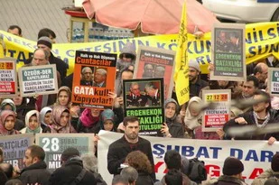 Postmodern darbe protesto edildi