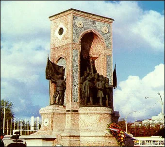 Taksim Meydanı'na dolu yağdı