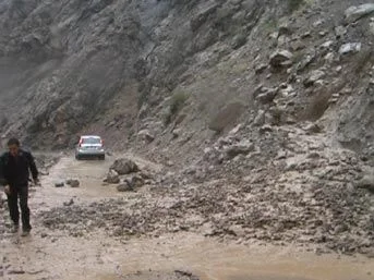 Tokat-Sivas kara yolunda heyelan